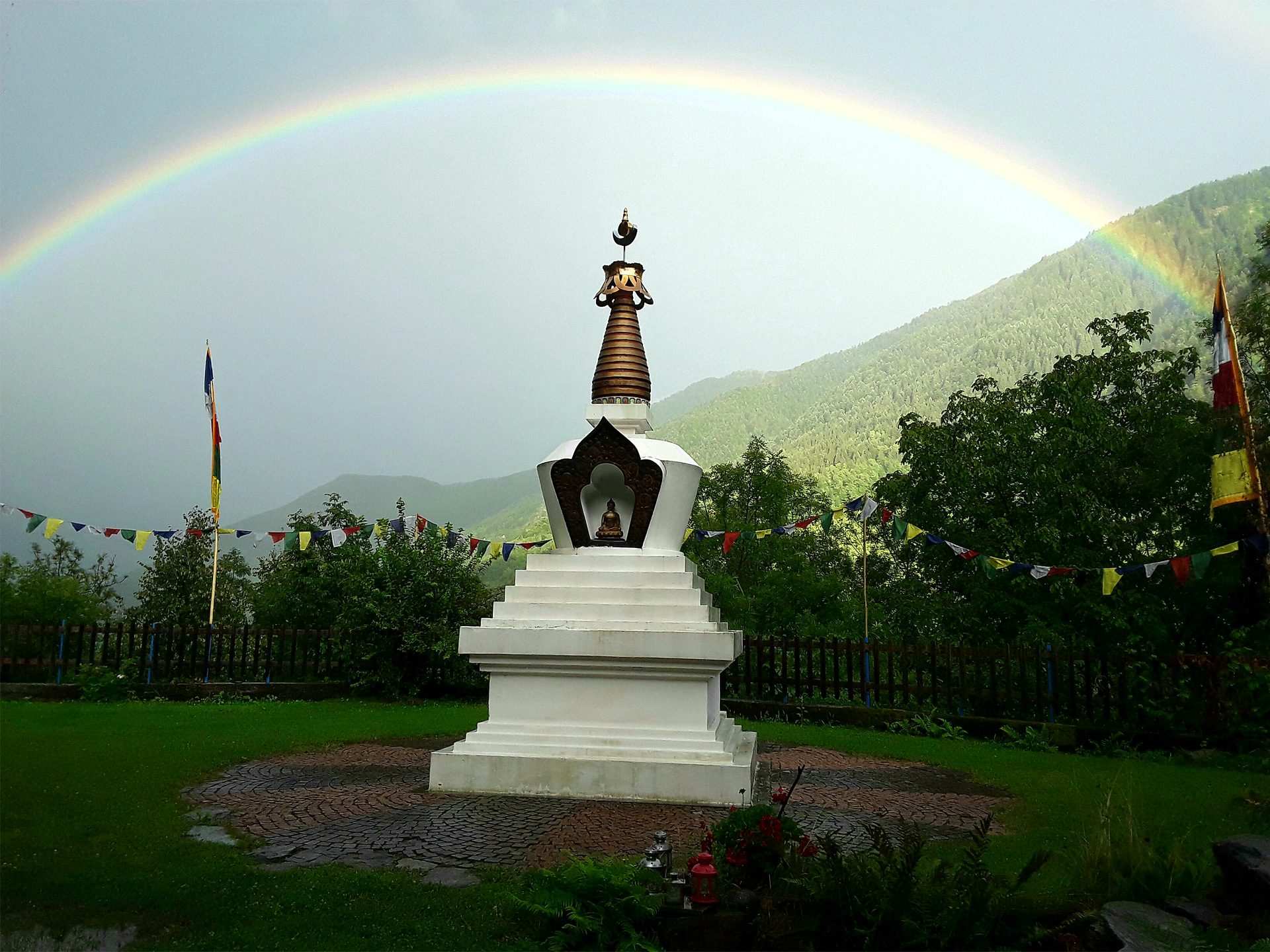 Stupaplatz-mit-Regenbogen